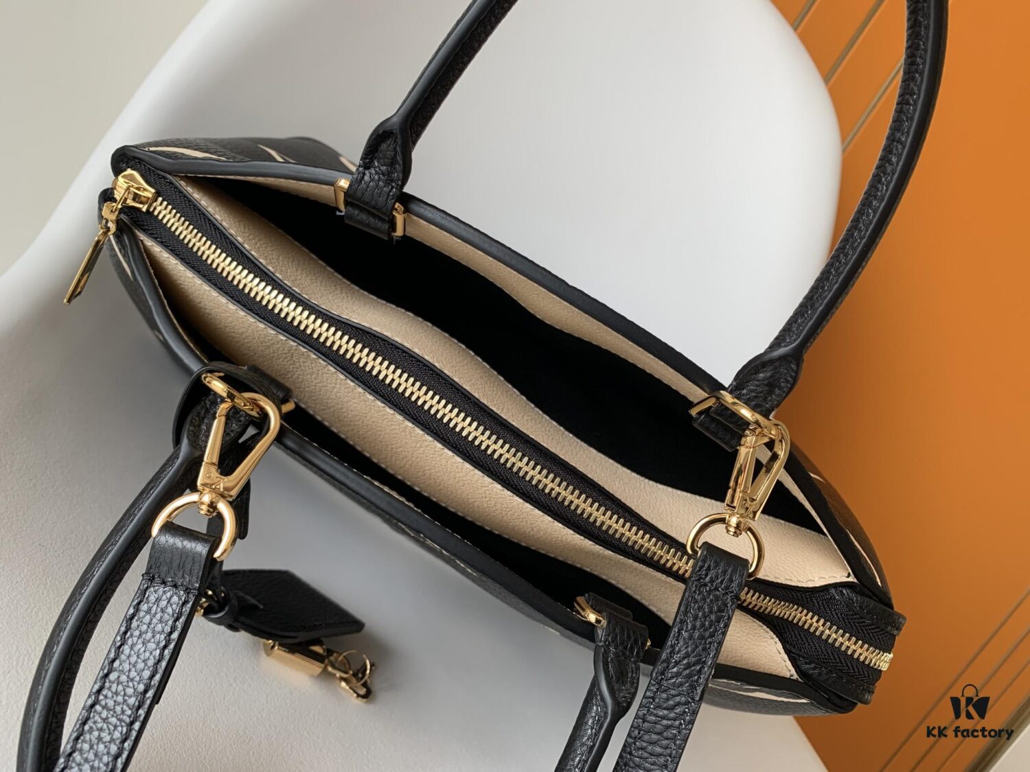 693078d36e68136f4d9a6a37 Petit Palais Handbag in Grained Leather with Oversized Monogram Flower and LV Initials