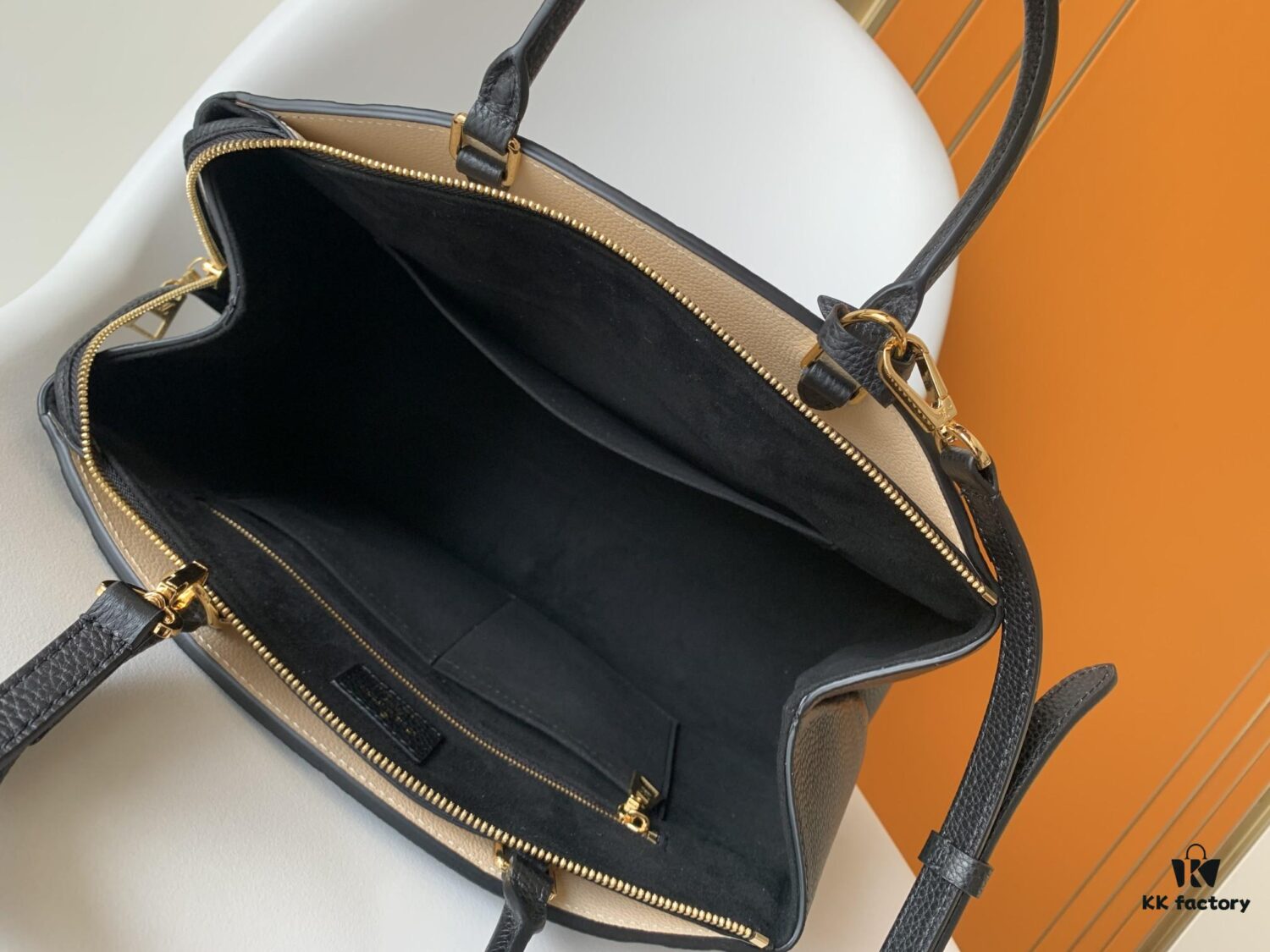 693078d46e68136f4d9a6a38 Petit Palais Handbag in Grained Leather with Oversized Monogram Flower and LV Initials
