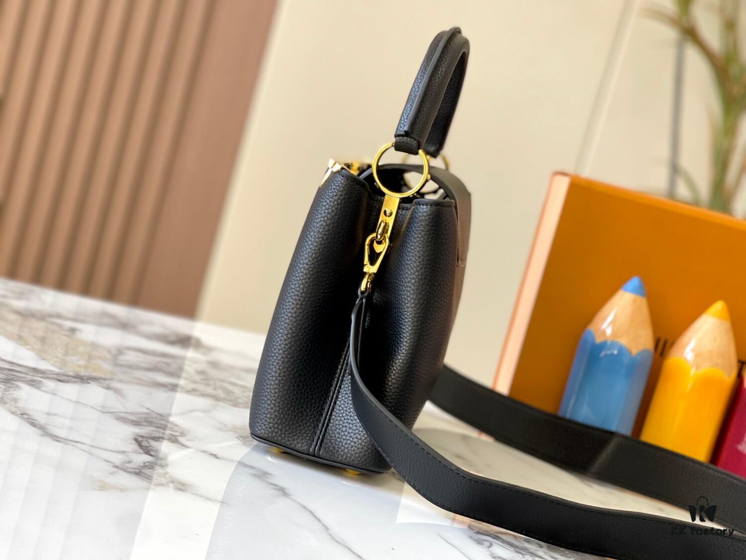 693079c36e68136f4d9a6bc8 Upgraded M23766 Black and White Mother-of-Pearl Flower Crown Handbag