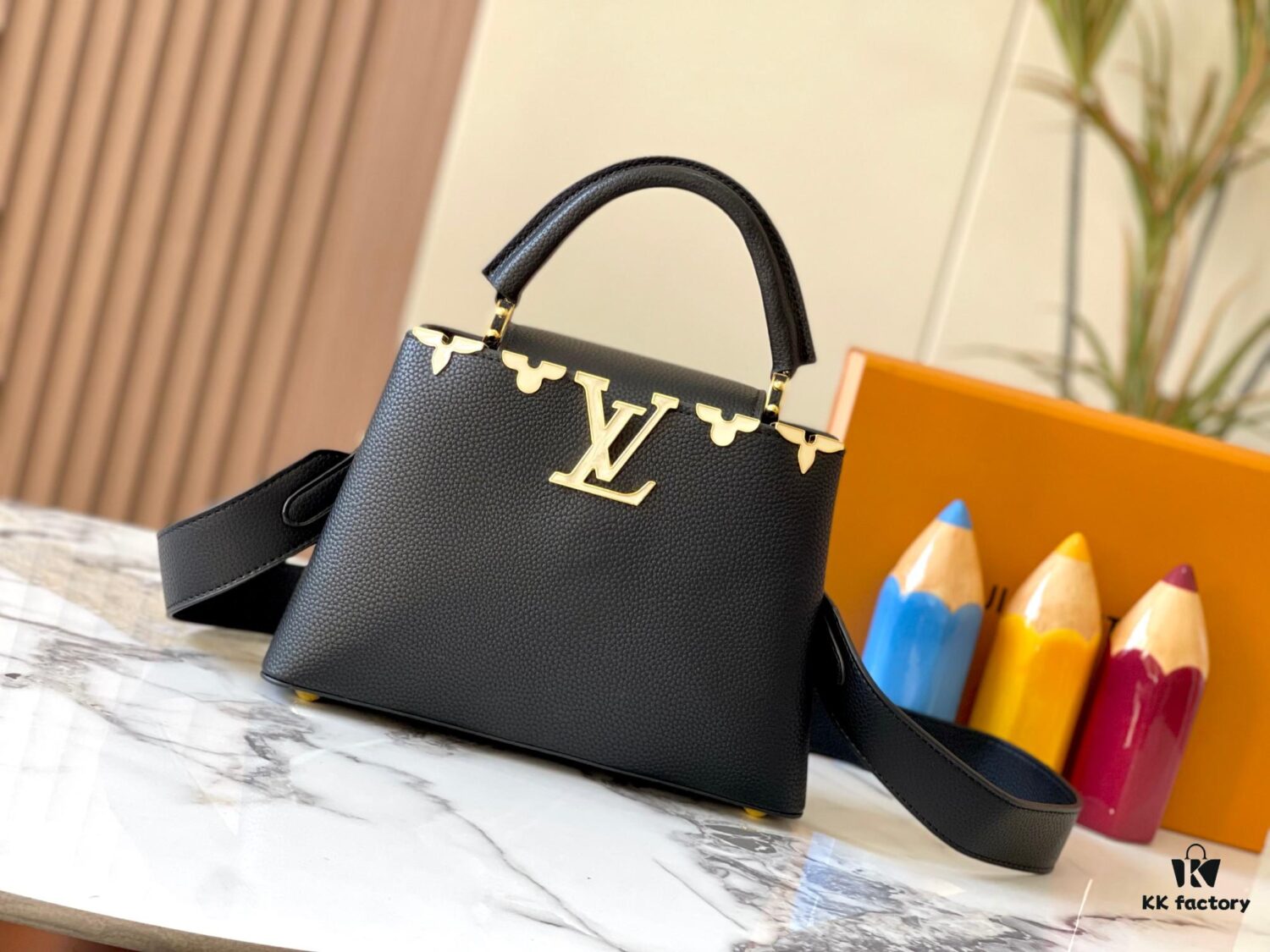 693079c46e68136f4d9a6bc9 Upgraded M23766 Black and White Mother-of-Pearl Flower Crown Handbag