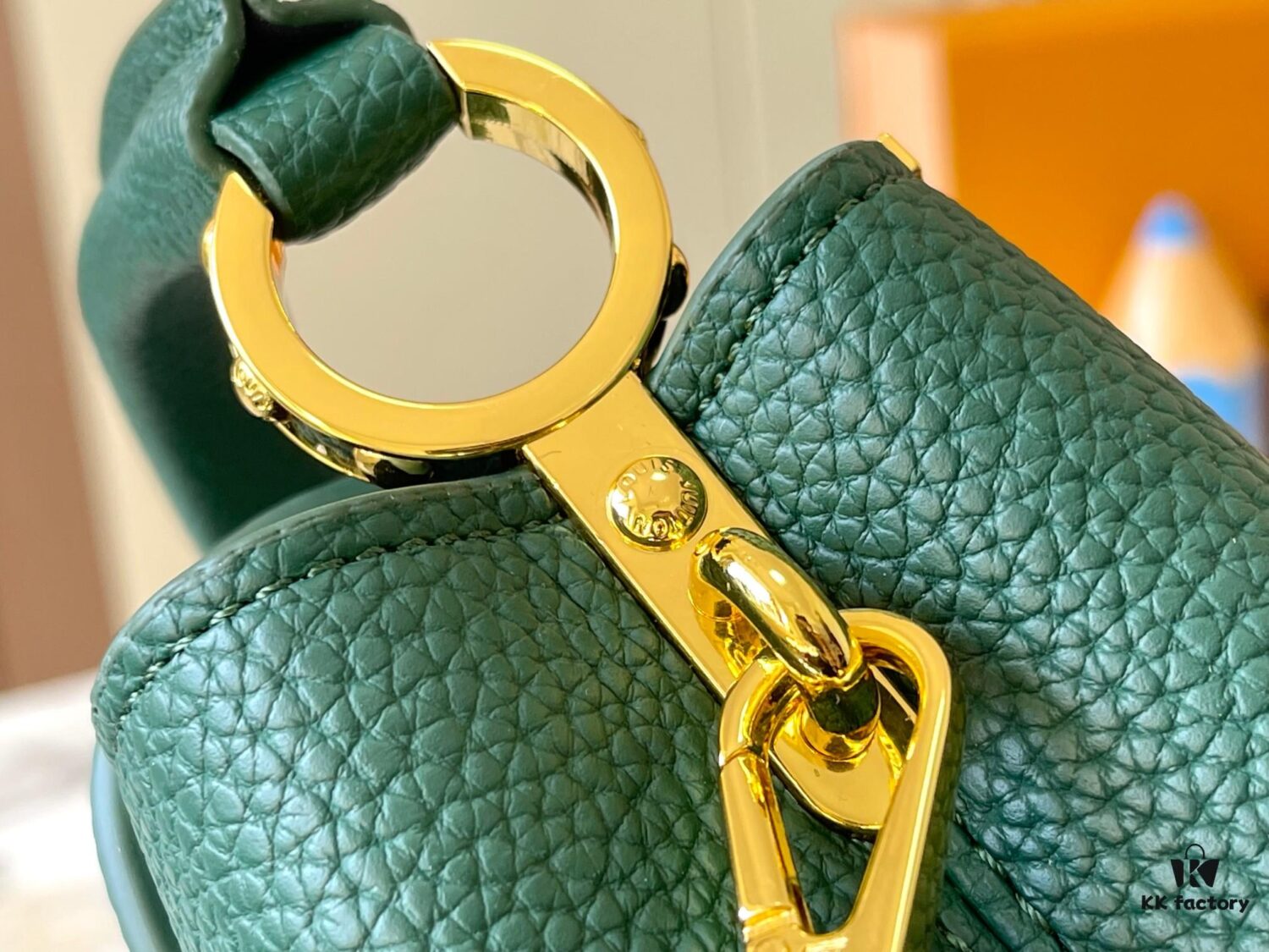693079e06e68136f4d9a6bfa Upgraded M23765 Green and White Mother-of-Pearl Flower Crown Bag