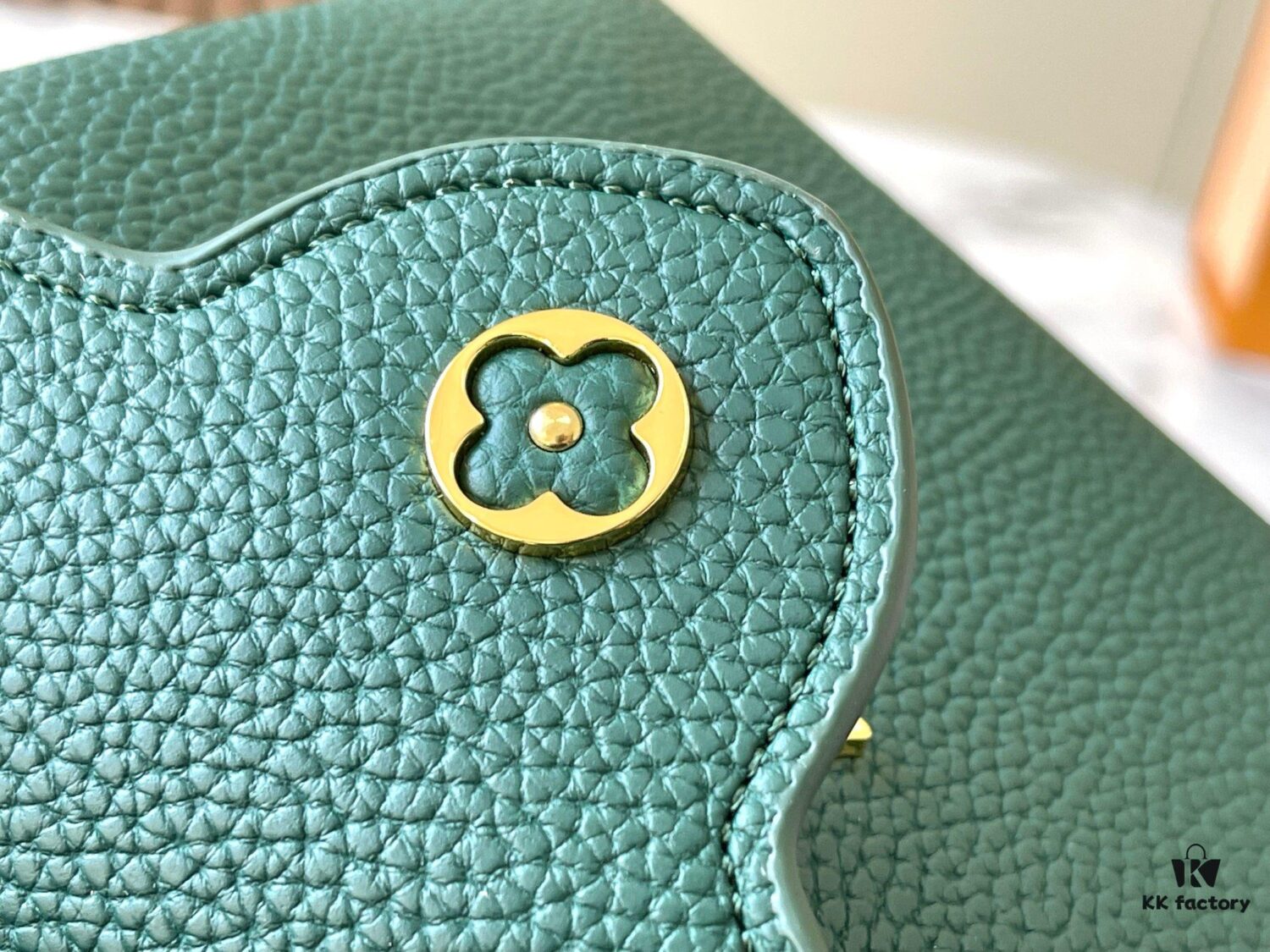 693079e16e68136f4d9a6bfc Upgraded M23765 Green and White Mother-of-Pearl Flower Crown Bag