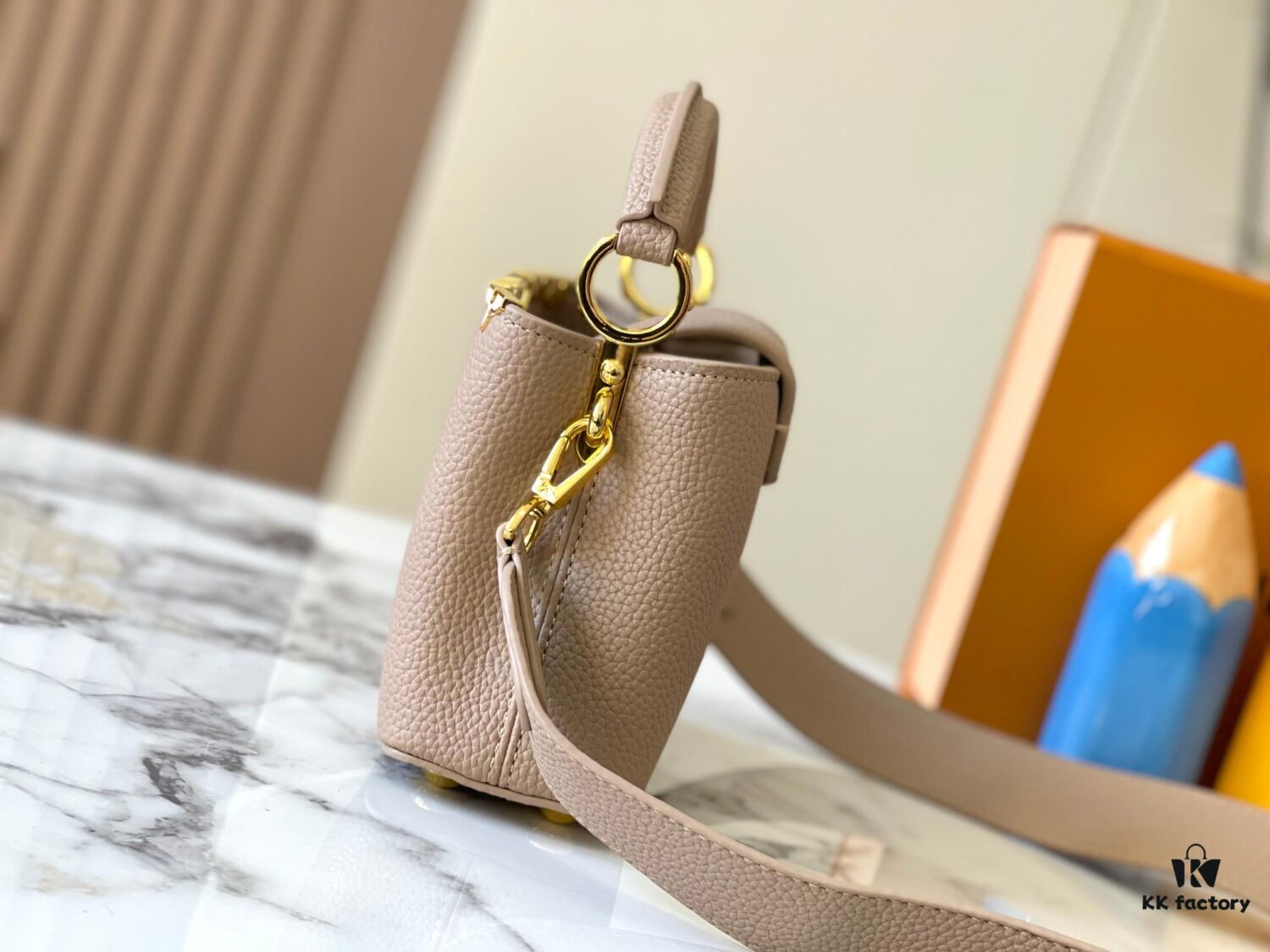 693079e66e68136f4d9a6c05 Upgraded M23765 Beige and White Mother-of-Pearl Flower Crown Capucines Handbag