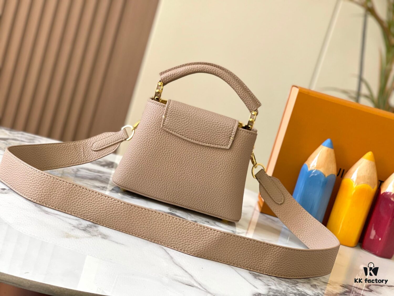 693079e86e68136f4d9a6c09 Upgraded M23765 Beige and White Mother-of-Pearl Flower Crown Capucines Handbag