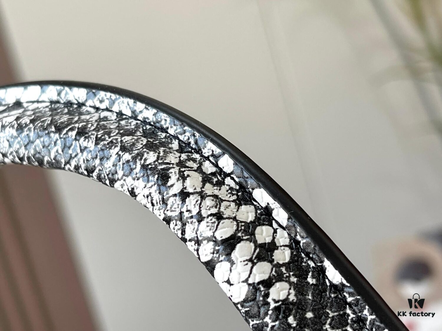 Exclusive On-site Photo - Upgraded M95508 CAPUCINES Small Handbag