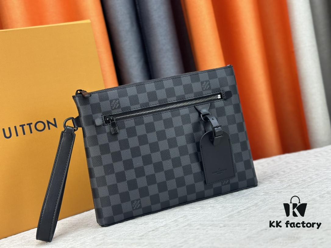 69307c9d6e68136f4d9a70b1 40504 This iPad clutch is designed specifically for the latest tablet models. Crafted in LV Aerogram leather, soft as vintage airmail paper, with an LV-lettered corner. Features a removable wrist strap for easy carrying. 30.0 x 22.0 x 5.0 cm (length x height x width)
