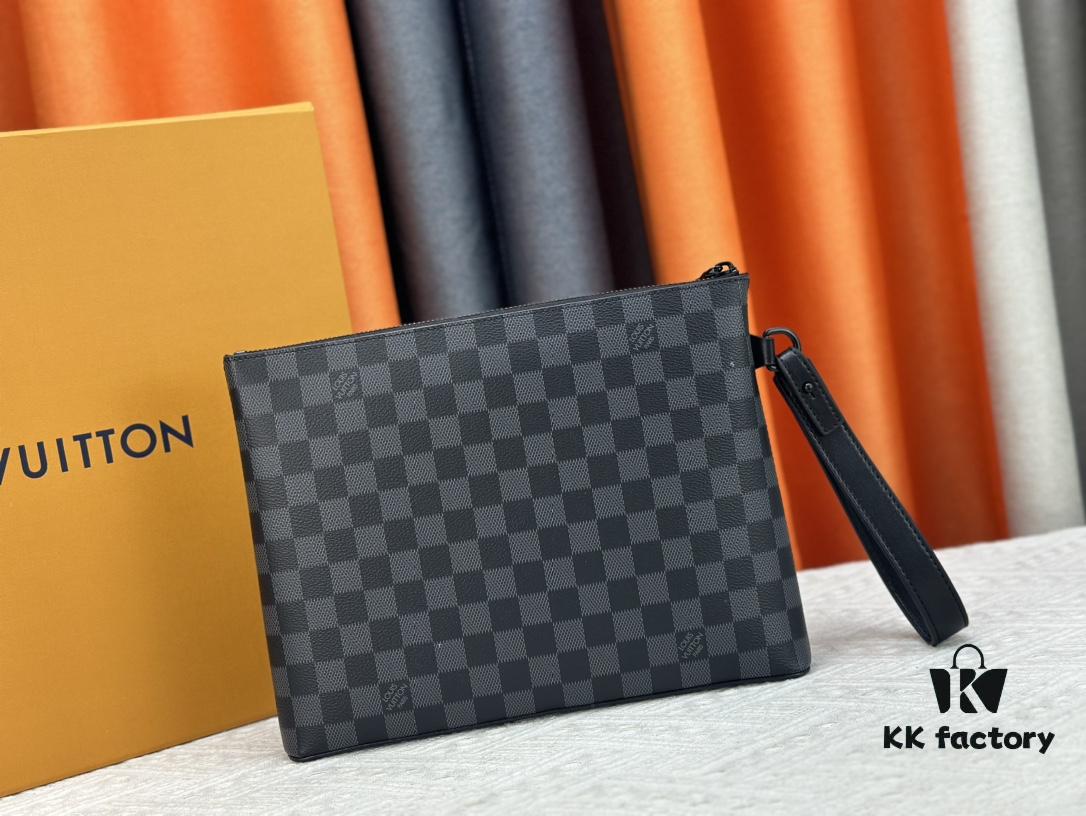 69307c9d6e68136f4d9a70b3 40504 This iPad clutch is designed specifically for the latest tablet models. Crafted in LV Aerogram leather, soft as vintage airmail paper, with an LV-lettered corner. Features a removable wrist strap for easy carrying. 30.0 x 22.0 x 5.0 cm (length x height x width)