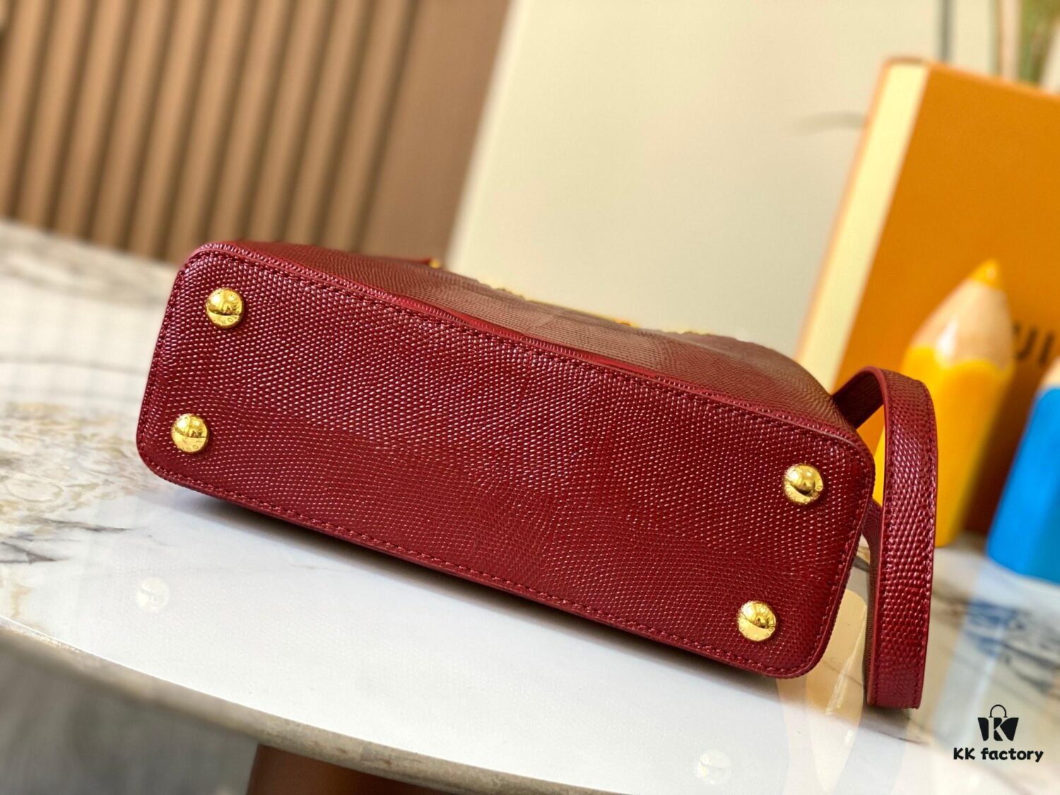 69307d6c6e68136f4d9a7216 Top-Grade Original Guangzhou Stock M12297 Burgundy Lizard Skin with Gold Diamond Crown ▲ This Capucines BB Bag Exquisitely Combines Luxurious Lizard Exterior, Soft Lamb Leather Lining, and Lustrous Metallic Hardware