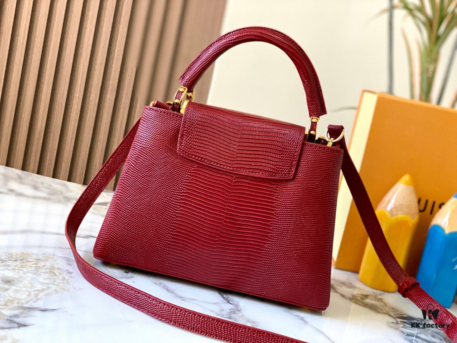 69307d6c6e68136f4d9a7217 Top-Grade Original Guangzhou Stock M12297 Burgundy Lizard Skin with Gold Diamond Crown ▲ This Capucines BB Bag Exquisitely Combines Luxurious Lizard Exterior, Soft Lamb Leather Lining, and Lustrous Metallic Hardware