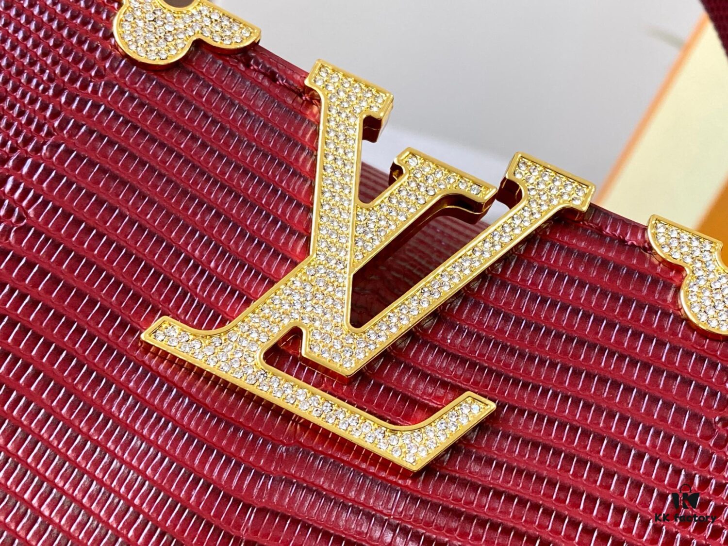69307d6e6e68136f4d9a7218 Top-Grade Original Guangzhou Stock M12297 Burgundy Lizard Skin with Gold Diamond Crown ▲ This Capucines BB Bag Exquisitely Combines Luxurious Lizard Exterior, Soft Lamb Leather Lining, and Lustrous Metallic Hardware