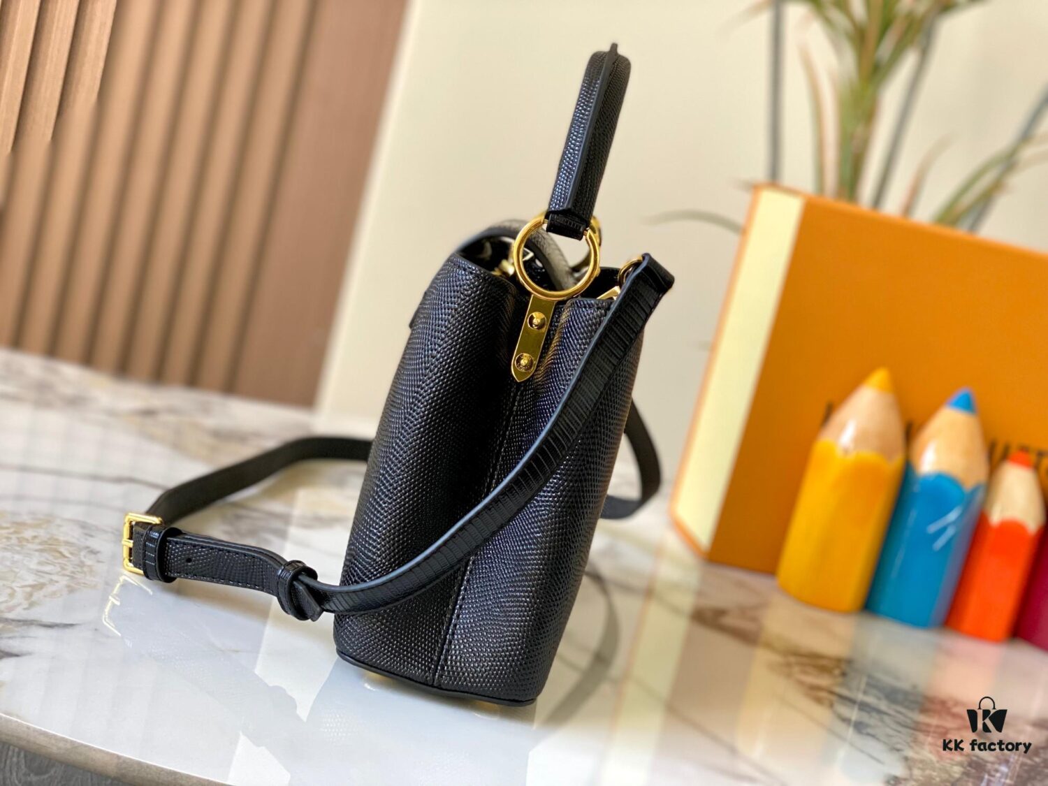 69307df26e68136f4d9a7312 Top Quality Original Guangzhou M99528 Black Lizard Leather Gold Buckle Capucines BB Handbag
