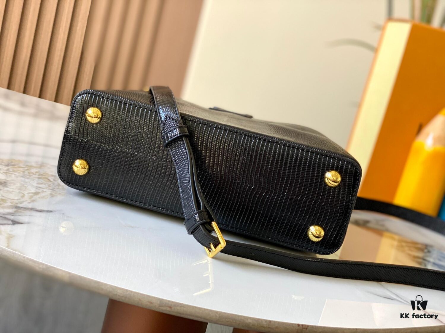 69307df26e68136f4d9a7313 Top Quality Original Guangzhou M99528 Black Lizard Leather Gold Buckle Capucines BB Handbag
