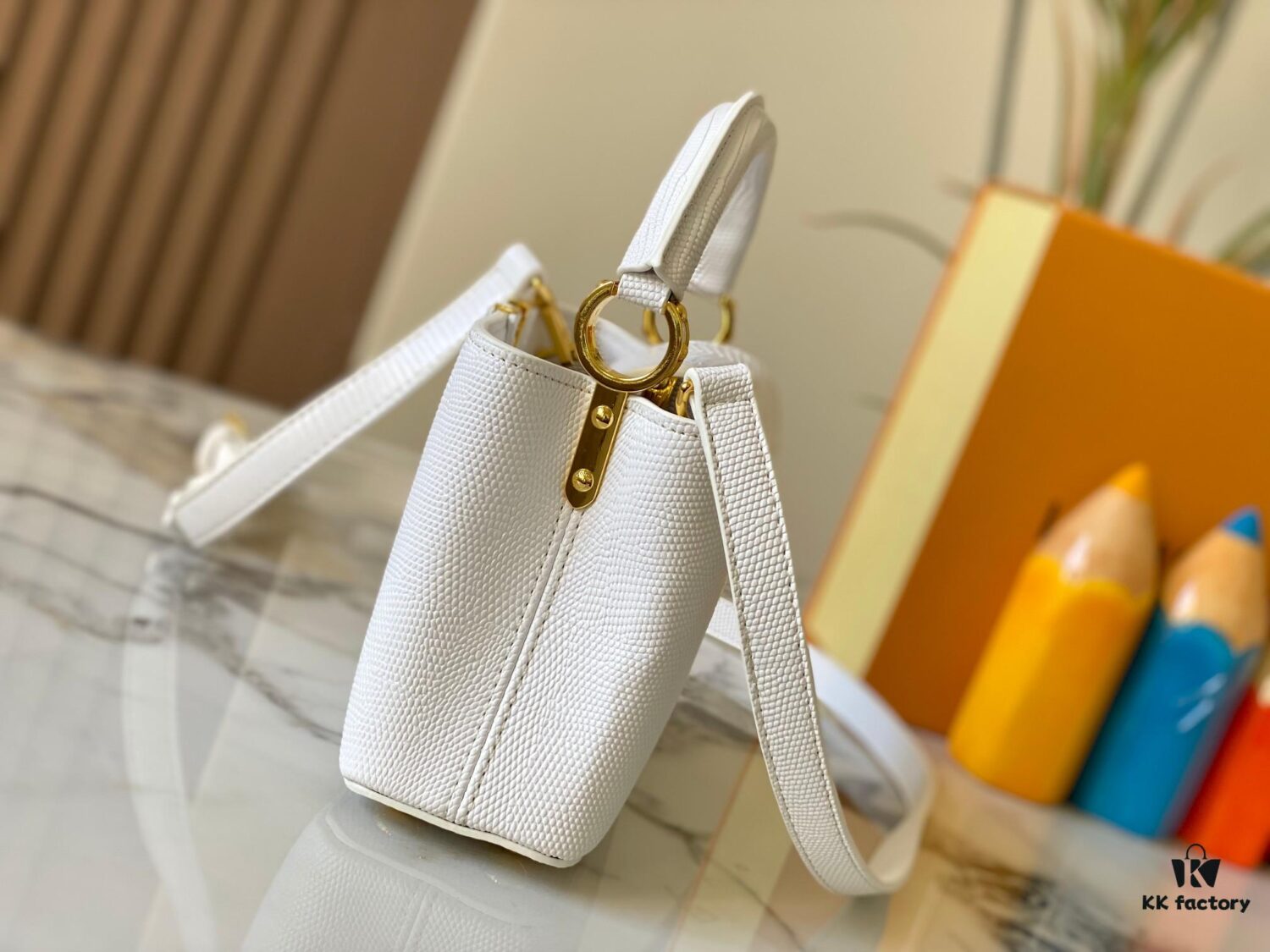 69307e016e68136f4d9a732d Top Quality Original Guangzhou Goods M99527 White Lizard Leather with Gold Clasp