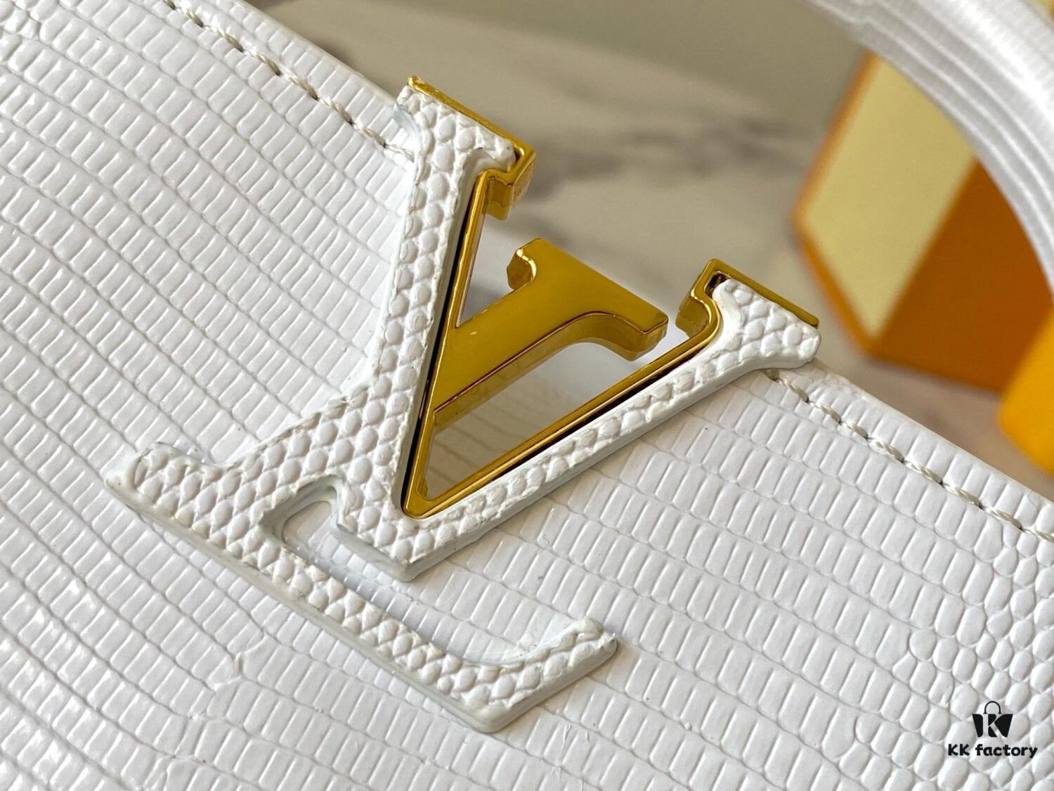 69307e026e68136f4d9a732f Top Quality Original Guangzhou Goods M99527 White Lizard Leather with Gold Clasp