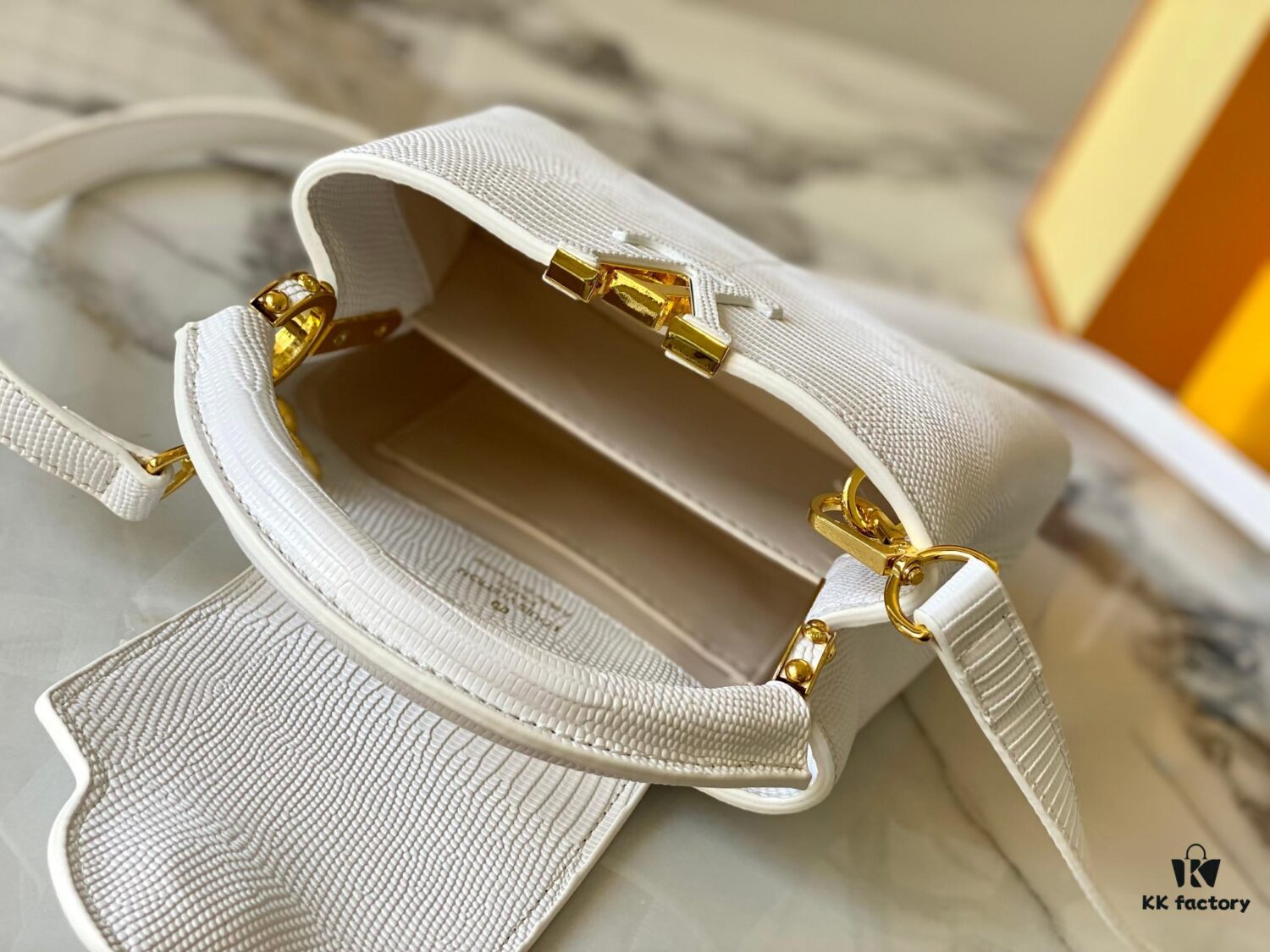 69307e066e68136f4d9a7332 Top Quality Original Guangzhou Goods M99527 White Lizard Leather with Gold Clasp