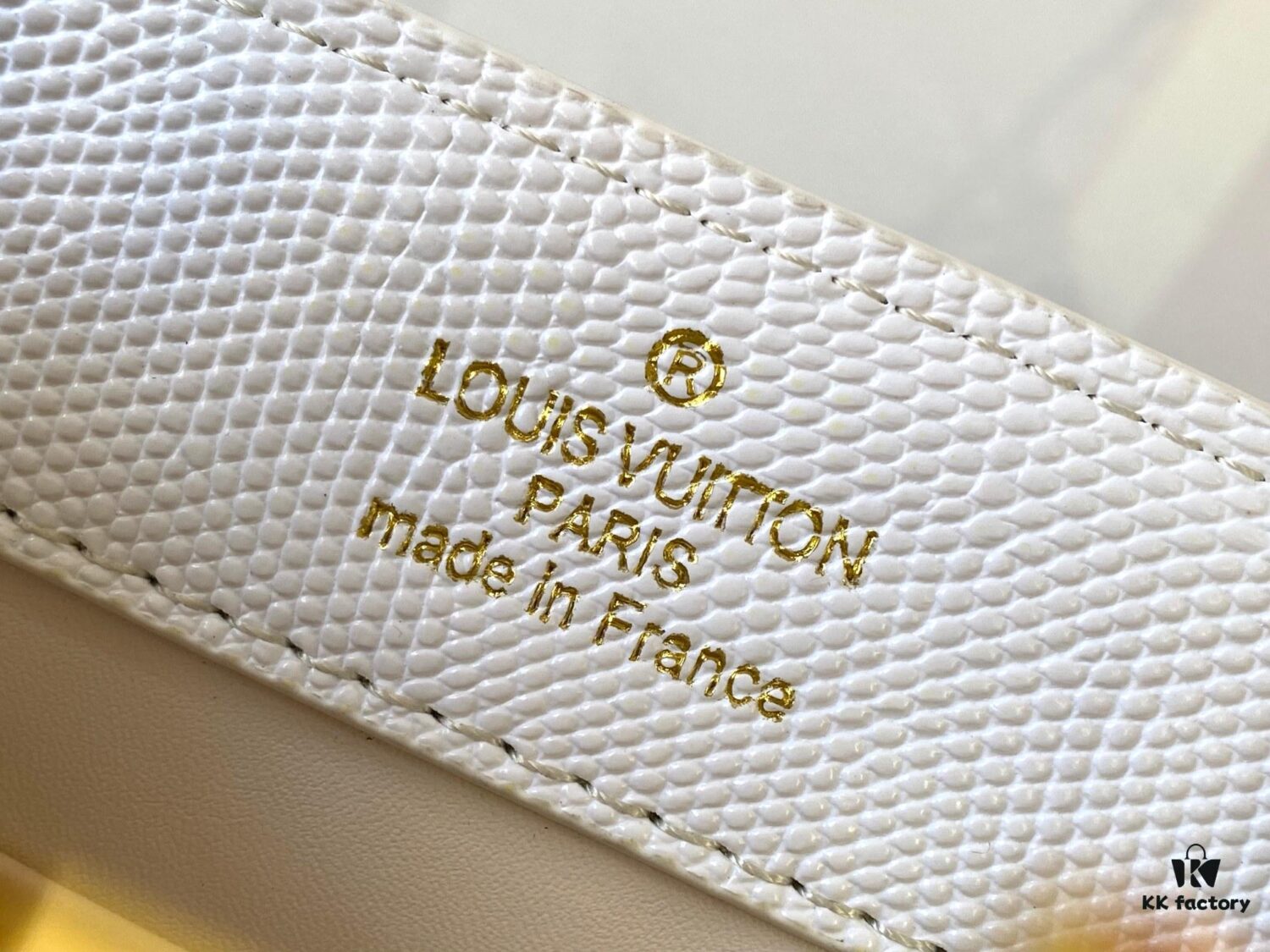 69307e066e68136f4d9a7333 Top Quality Original Guangzhou Goods M99527 White Lizard Leather with Gold Clasp