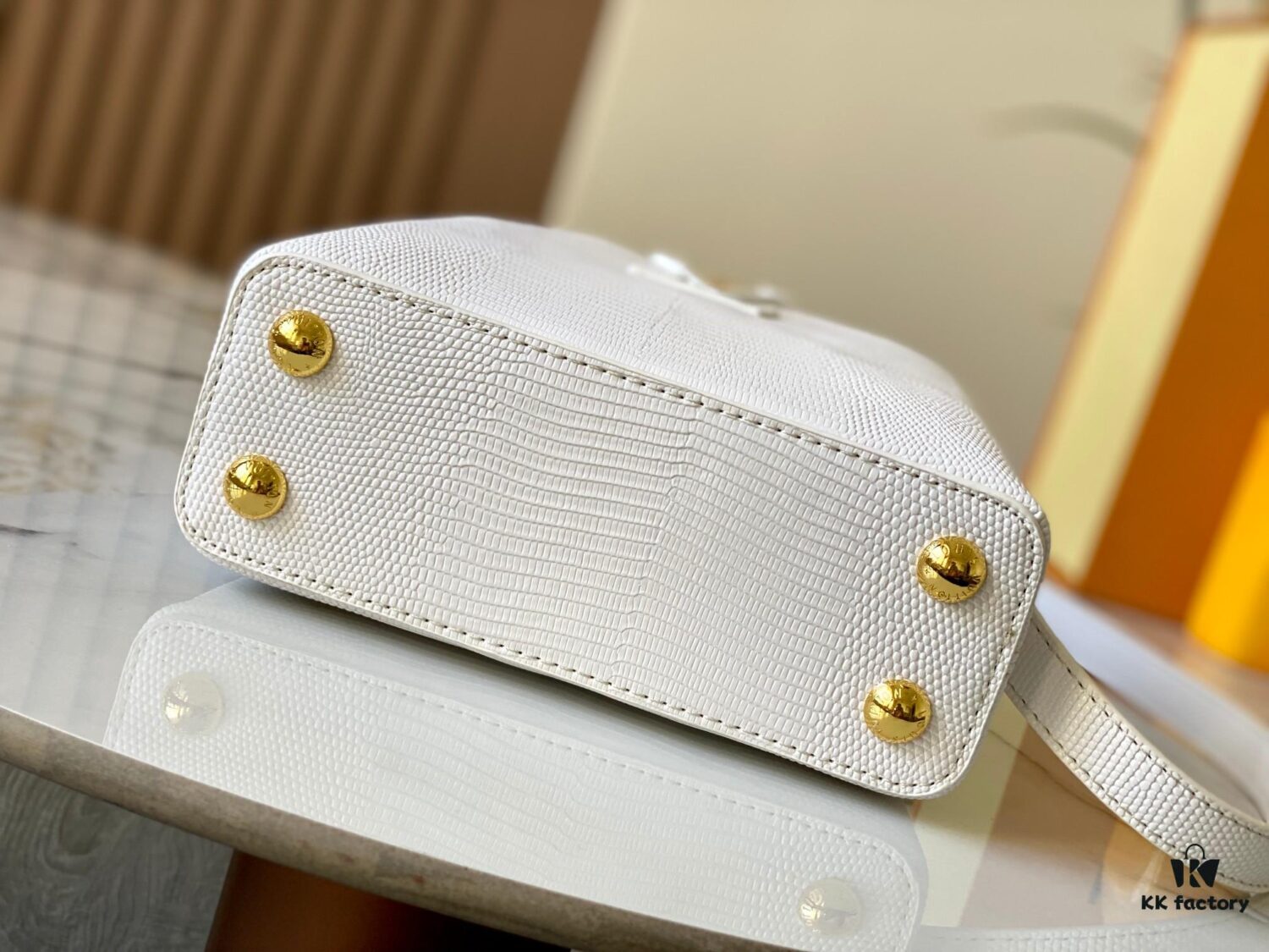 69307e096e68136f4d9a7339 Top Quality Original Guangzhou Goods M99527 White Lizard Leather with Gold Clasp