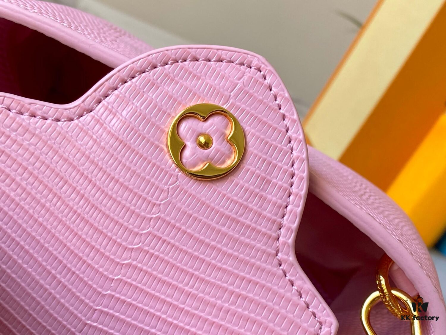 69307e0b6e68136f4d9a733b Top Quality Original Guangzhou Stock M99528 Pink Lizard Skin Gold Buckle Capucines BB Handbag