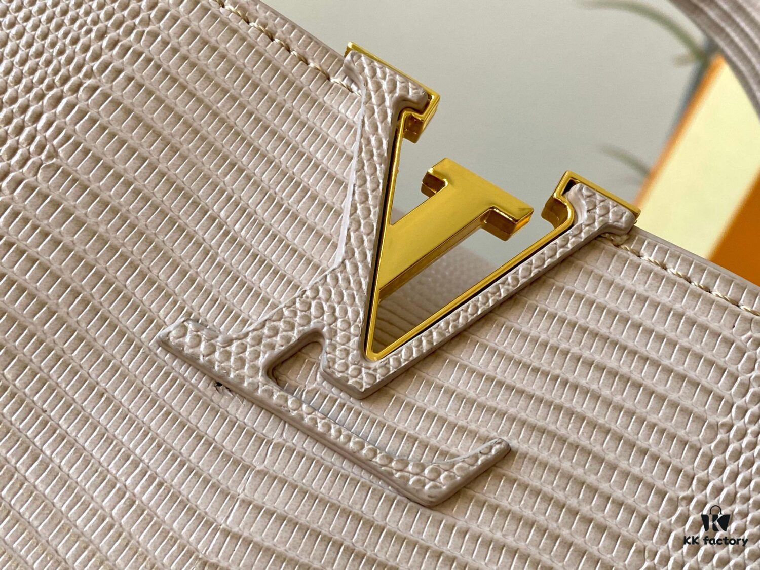 69307e196e68136f4d9a7353 Top Quality Original Guangzhou Stock M99528 Beige Lizard Leather Gold-Tone Hardware Capucines BB Handbag