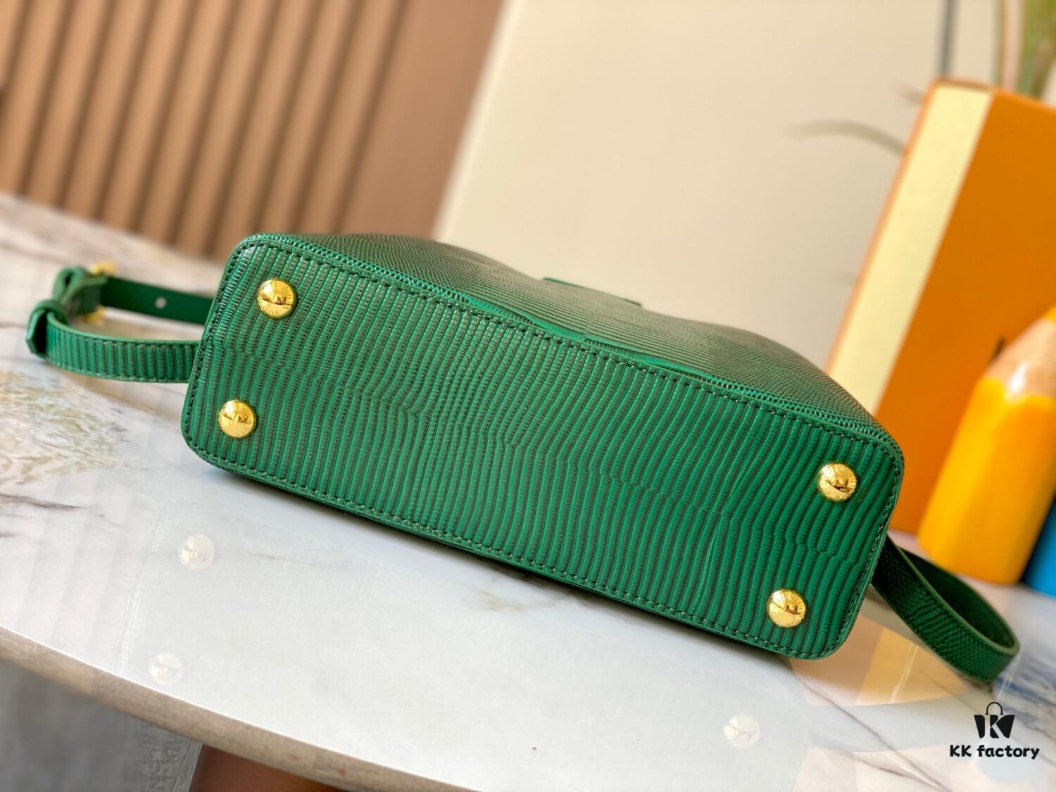 69307e1f6e68136f4d9a735b Top Quality Original Guangzhou M99528 Green Lizard Skin Gold Buckle Capucines BB Handbag