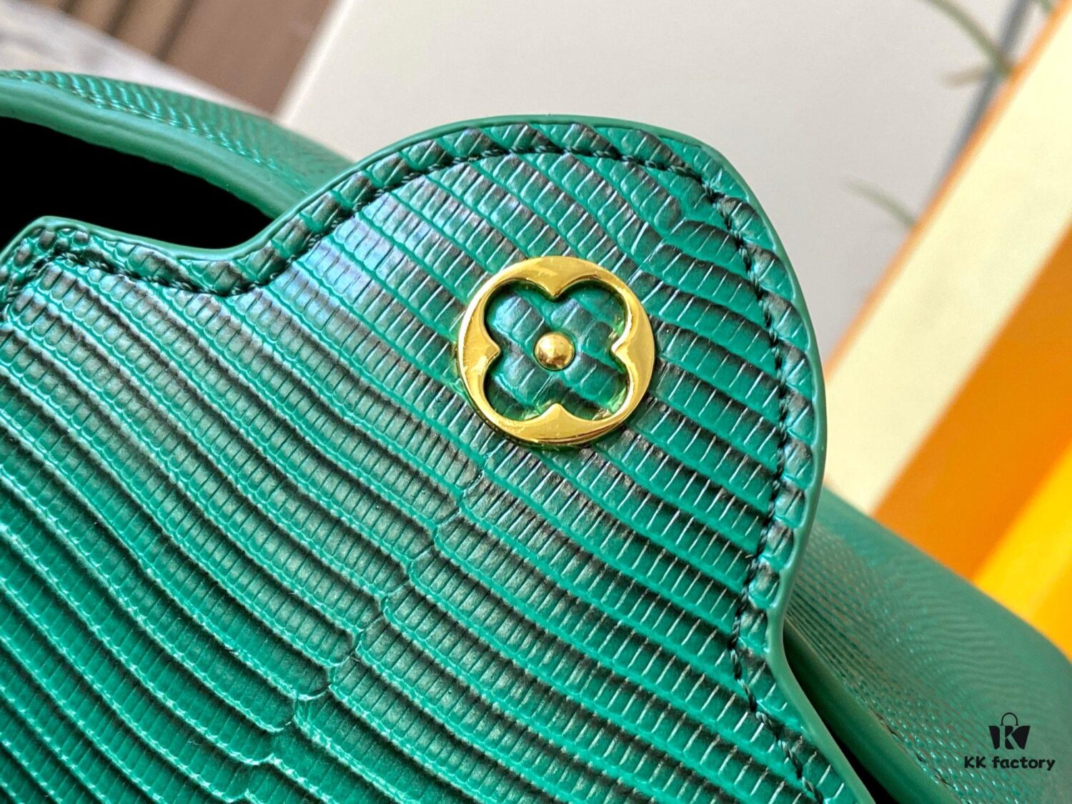 69307e276e68136f4d9a7369 Top Quality Original Guangzhou M99527 Green Lizard Leather Mini Capucines Bag with Gold Hardware