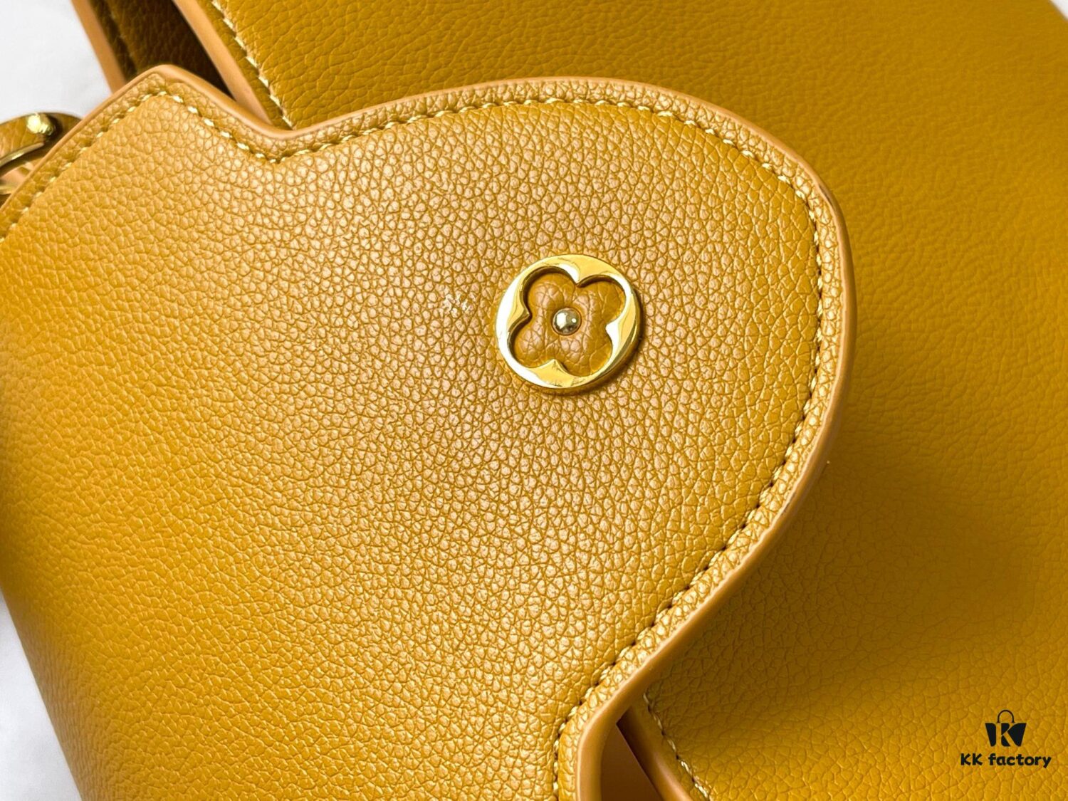Upgraded Version of M21150 Yellow Capucines Medium Handbag