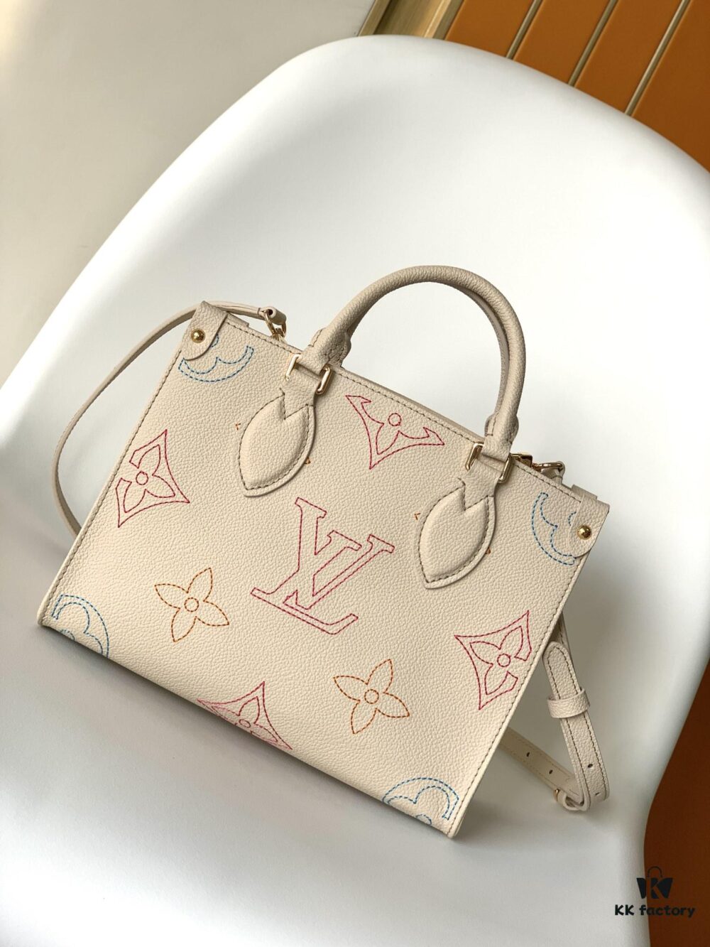 Special Offer M46629 Premium Original Surplus The OnTheGo MM Handbag from the 2023 Fall LV Academy Collection, featuring embroidered Monogram motifs on Monogram Empreinte textured leather, creating a striking contrast of texture and color, making it an ideal choice for the back-to-school season. 25.0 x 19.0 x 11.5 cm (L x H x W)
