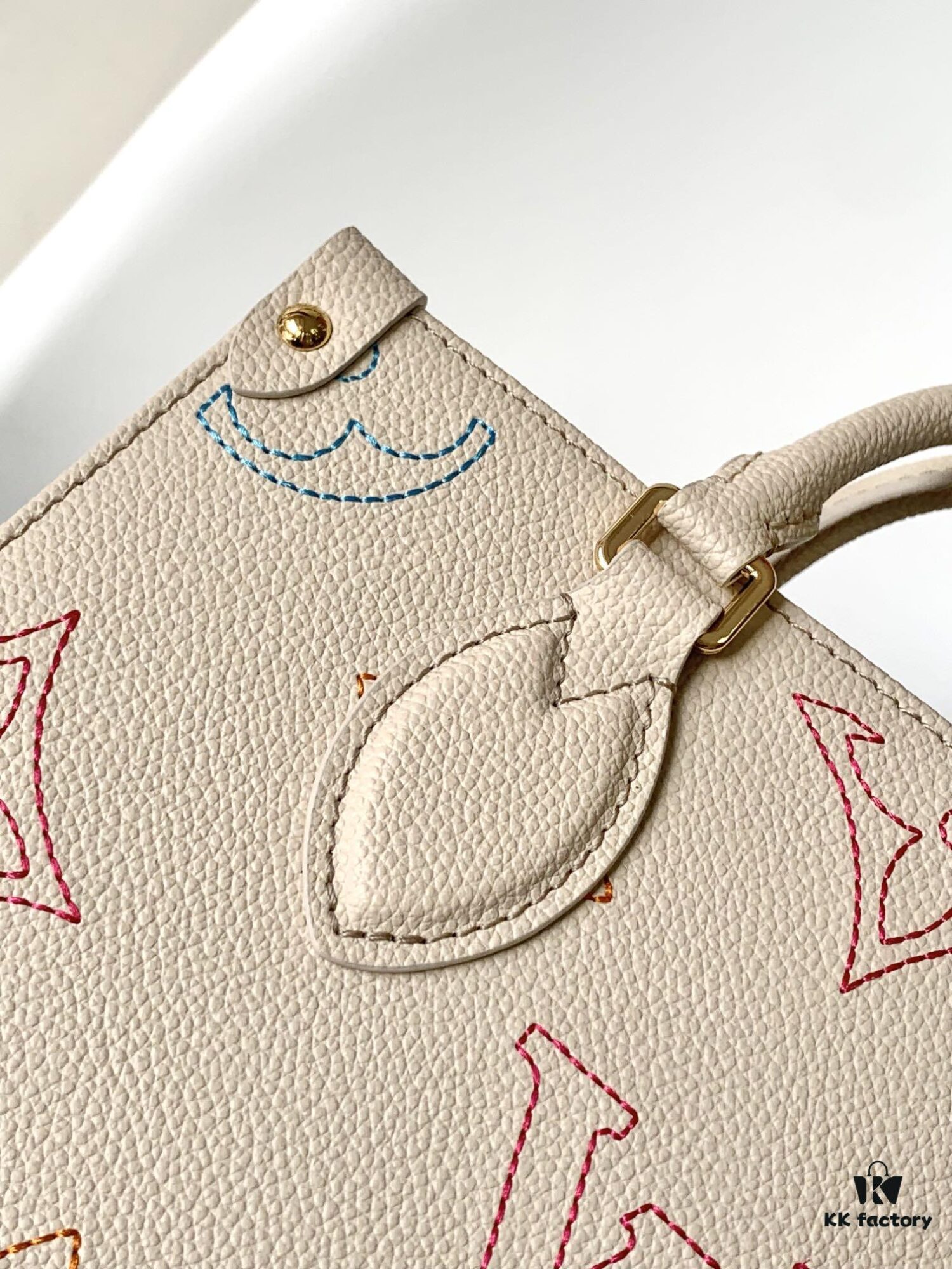 693080b46e68136f4d9a78d7 Special Offer M46629 Premium Original Surplus The OnTheGo MM Handbag from the 2023 Fall LV Academy Collection, featuring embroidered Monogram motifs on Monogram Empreinte textured leather, creating a striking contrast of texture and color, making it an ideal choice for the back-to-school season. 25.0 x 19.0 x 11.5 cm (L x H x W)