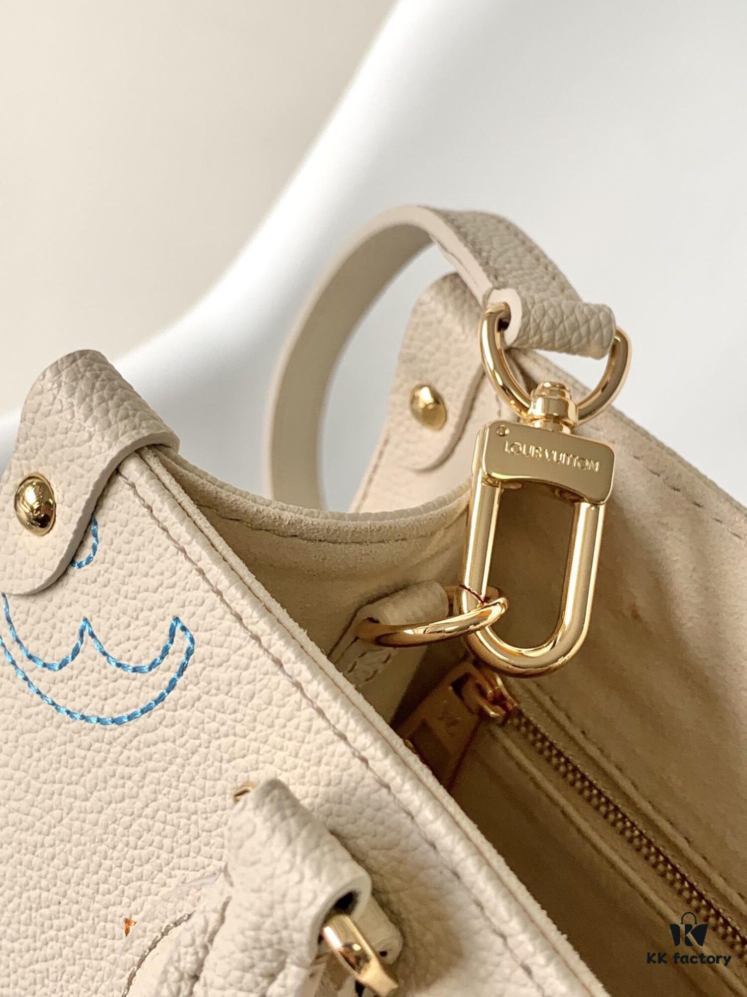 693080b56e68136f4d9a78d9 Special Offer M46629 Premium Original Surplus The OnTheGo MM Handbag from the 2023 Fall LV Academy Collection, featuring embroidered Monogram motifs on Monogram Empreinte textured leather, creating a striking contrast of texture and color, making it an ideal choice for the back-to-school season. 25.0 x 19.0 x 11.5 cm (L x H x W)