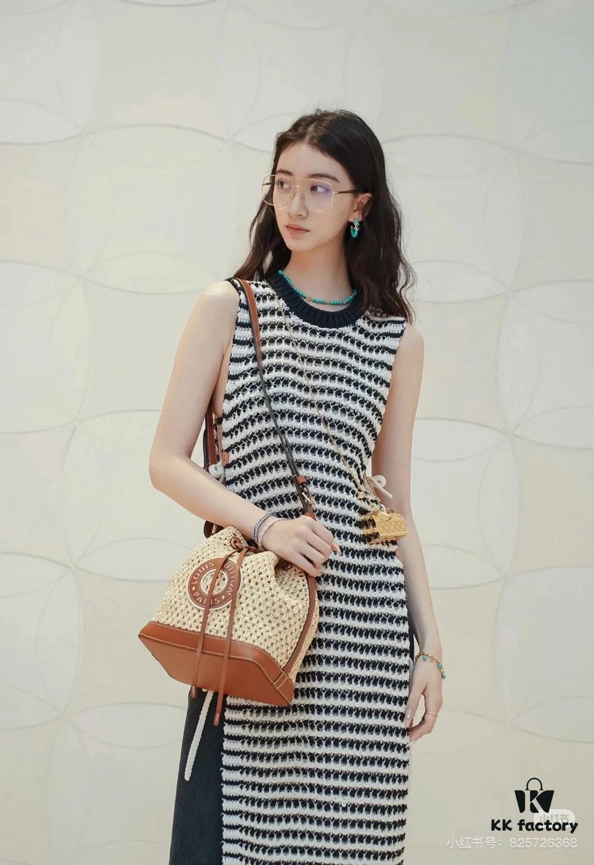 693083366e68136f4d9a7dd1 New Large Batch LV NOE PURSE Bucket Handbag with Raffia and Leather Trim