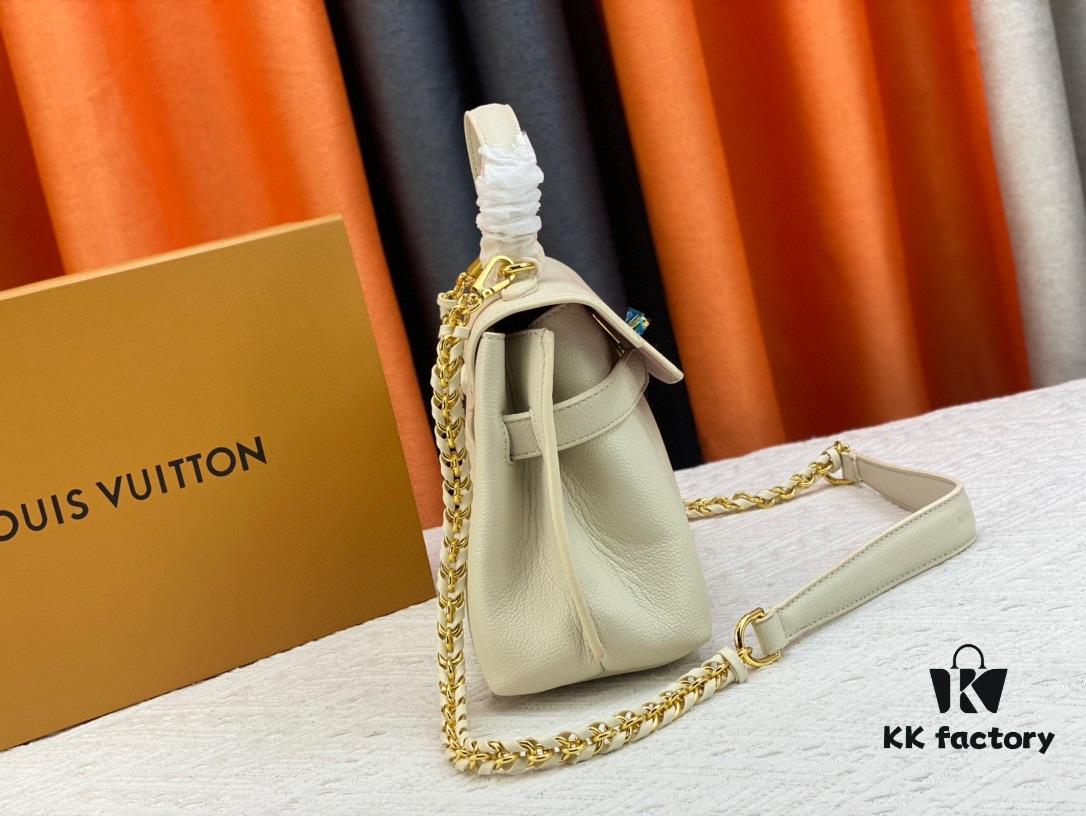 6930835a6e68136f4d9a7e0d Exclusive Background Upgraded Original Version M21088 M21052 M20997 This Season, the Petite Lockme Ever Mini Bag Features Fashionably Toned Grained Calfskin Leather
