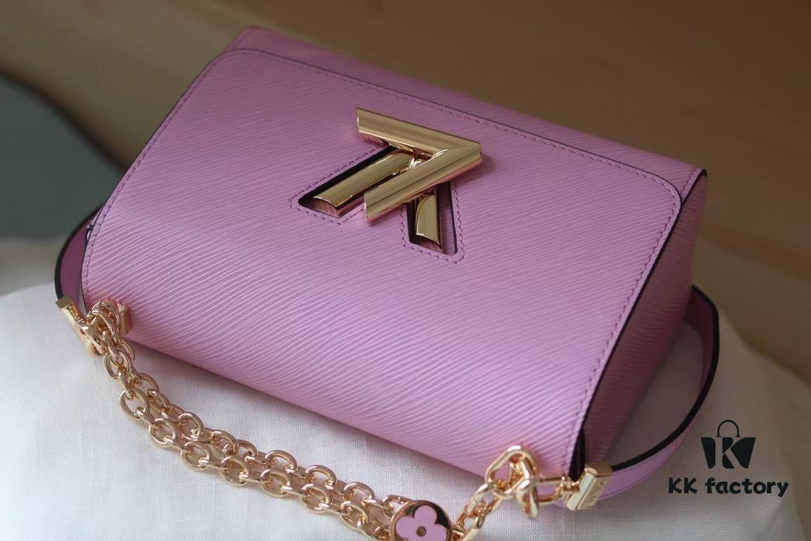 693084076e68136f4d9a7f7f Latest TWIST Collection Top Quality Original Version Model No. 50369/59402/59403/59627/59405 The new medium-sized Twist bag features a double chain with hand-enameled Monogram flowers, exuding soft elegance whether used as decoration or an extended carrying option. The LV Twist lock continues the brand's classic design elements.