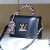 Rose] New Arrival [Rose] Model: 50362/58568/58569/58546/50280/50271 [Rose] 2022 Fall Wild at Heart Capsule Collection infuses the Twist Medium handbag with a wild spirit. Crafted in iconic Epi grained leather, it features a trunk-inspired handle and a leopard-print name tag. A detachable leather shoulder strap highlights functional elegance, making it an ideal companion for autumn wardrobes.