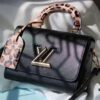 Rose] New Arrival [Rose] Model: 50362/58568/58569/58546/50280/50271 [Rose] 2022 Fall Wild at Heart Capsule Collection infuses the Twist Medium handbag with a wild spirit. Crafted in iconic Epi grained leather, it features a trunk-inspired handle and a leopard-print name tag. A detachable leather shoulder strap highlights functional elegance, making it an ideal companion for autumn wardrobes.