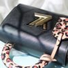 Rose] New Arrival [Rose] Model: 50362/58568/58569/58546/50280/50271 [Rose] 2022 Fall Wild at Heart Capsule Collection infuses the Twist Medium handbag with a wild spirit. Crafted in iconic Epi grained leather, it features a trunk-inspired handle and a leopard-print name tag. A detachable leather shoulder strap highlights functional elegance, making it an ideal companion for autumn wardrobes.