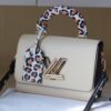 Rose] New Arrival [Rose] Model: 50362/58568/58569/58546/50280/50271 [Rose] 2022 Fall Wild at Heart Capsule Collection infuses the Twist Medium handbag with wild elegance. Crafted in iconic Epi grained leather, accented with trunk-inspired handles and a leopard-print signature plaque, this piece combines bold style with functional beauty. The detachable leather shoulder strap enhances versatility, making it an ideal companion for autumn wardrobes.