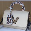 Rose] New Arrival [Rose] Model: 50362/58568/58569/58546/50280/50271 [Rose] 2022 Fall Wild at Heart Capsule Collection infuses the Twist Medium handbag with wild elegance. Crafted in iconic Epi grained leather, accented with trunk-inspired handles and a leopard-print signature plaque, this piece combines bold style with functional beauty. The detachable leather shoulder strap enhances versatility, making it an ideal companion for autumn wardrobes.