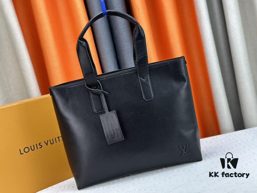 693085186e68136f4d9a81df Upgraded Original M24771 This Pilot Tote Bag from the LV Aerogram Collection is crafted in cowhide leather with a spacious interior, easily accommodating daily essentials. Features an LV-letter leather plaque at the lower left corner and handles that allow for shoulder, cross-body, or handheld carry. Dimensions: 40 x 34 x 12 cm