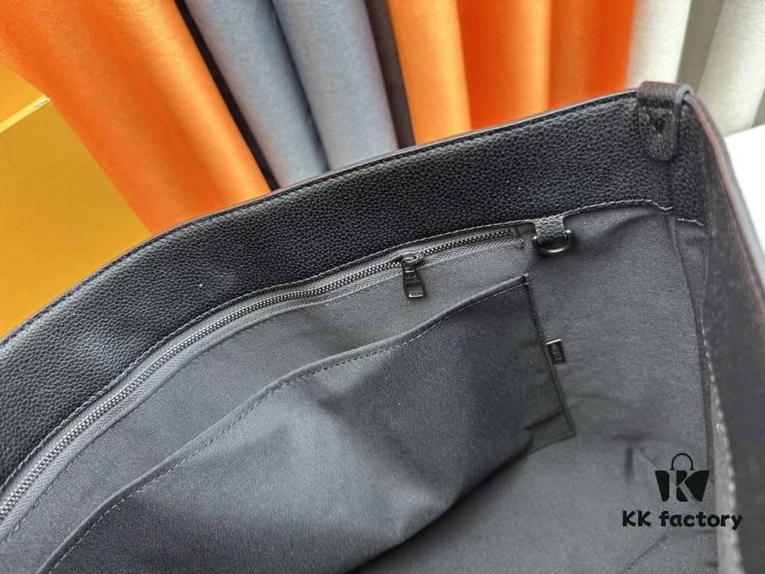 6930851c6e68136f4d9a81e7 Upgraded Original M24771 This Pilot Tote Bag from the LV Aerogram Collection is crafted in cowhide leather with a spacious interior, easily accommodating daily essentials. Features an LV-letter leather plaque at the lower left corner and handles that allow for shoulder, cross-body, or handheld carry. Dimensions: 40 x 34 x 12 cm