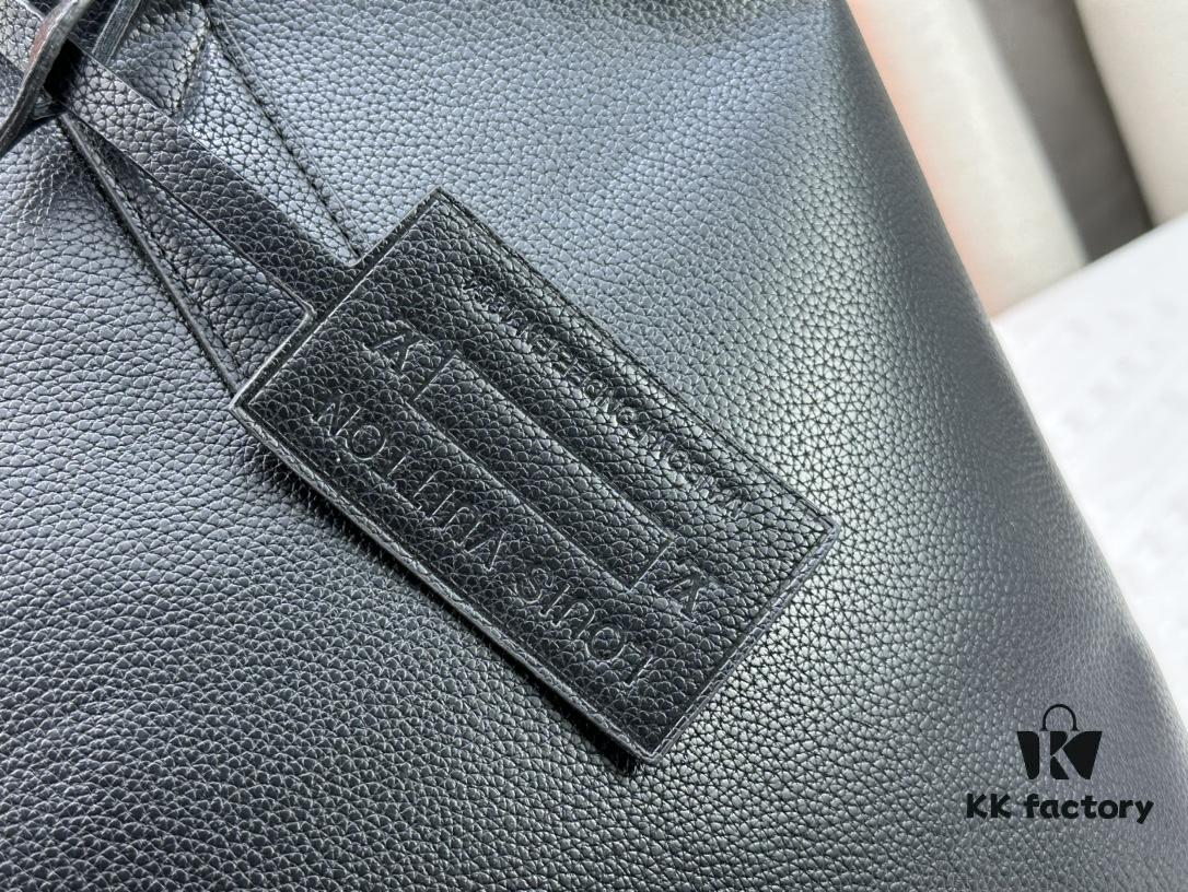6930851e6e68136f4d9a81ed Upgraded Original M24771 This Pilot Tote Bag from the LV Aerogram Collection is crafted in cowhide leather with a spacious interior, easily accommodating daily essentials. Features an LV-letter leather plaque at the lower left corner and handles that allow for shoulder, cross-body, or handheld carry. Dimensions: 40 x 34 x 12 cm
