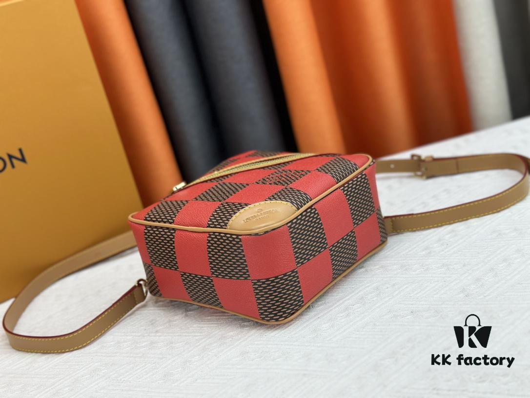 693085476e68136f4d9a824d M40562 LV Square Bag Louis Vuitton 2024 Men's Spring-Summer Collection Advertisement Special