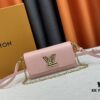 Authentic Quality [Rose] Model No. 50397/24566/24548/24550/24549 This Twist West handbag features an elongated silhouette, reinterpreting the classic design with a contemporary coolness for the new season. Dyed in modern hues, the Epi leather highlights the bag’s sophisticated character, while the iconic LV Twist lock emphasizes brand identity. Equipped with a detachable strap and chain, it offers versatile ways to carry daily essentials.