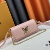 Authentic Quality [Rose] Model No. 50397/24566/24548/24550/24549 This Twist West handbag features an elongated silhouette, reinterpreting the classic design with a contemporary coolness for the new season. Dyed in modern hues, the Epi leather highlights the bag’s sophisticated character, while the iconic LV Twist lock emphasizes brand identity. Equipped with a detachable strap and chain, it offers versatile ways to carry daily essentials.