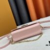 Authentic Quality [Rose] Model No. 50397/24566/24548/24550/24549 This Twist West handbag features an elongated silhouette, reinterpreting the classic design with a contemporary coolness for the new season. Dyed in modern hues, the Epi leather highlights the bag’s sophisticated character, while the iconic LV Twist lock emphasizes brand identity. Equipped with a detachable strap and chain, it offers versatile ways to carry daily essentials.