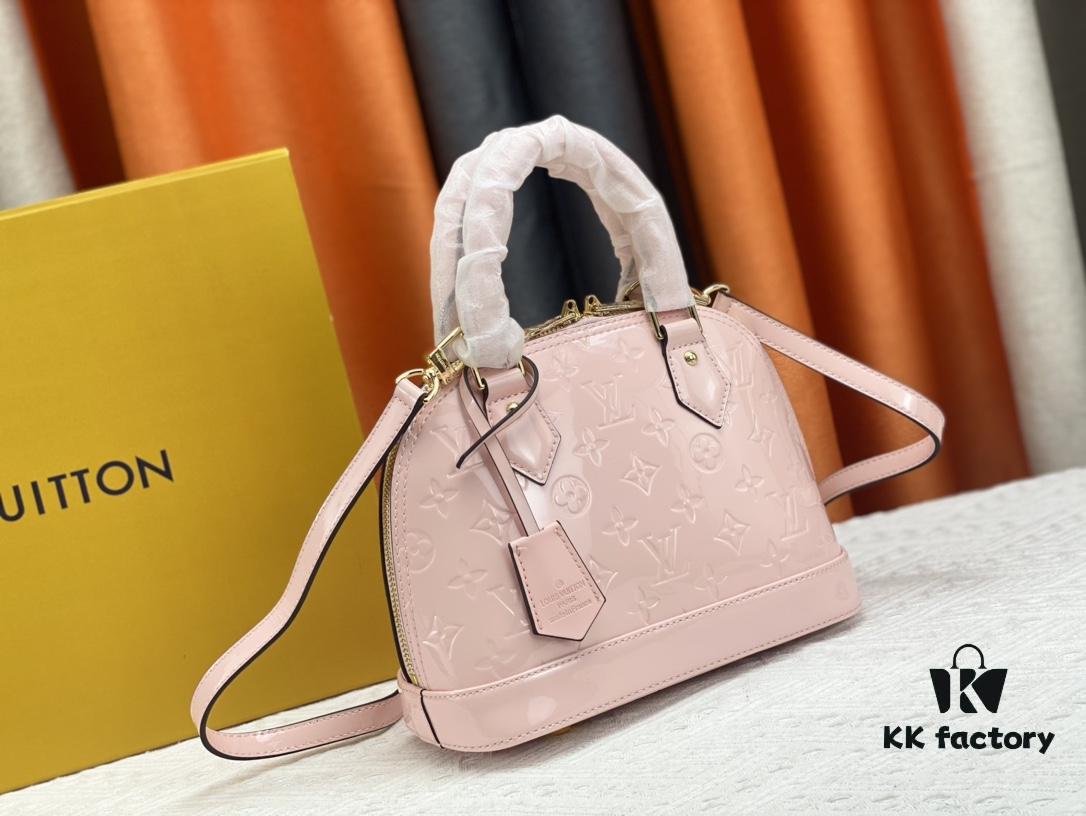 693086ed6e68136f4d9a8635 Authentic Exclusive Real Shot Background! M54395, M54785, 54786 This avant-garde and modern Tote Miroir Clutch made from smooth patent calf leather. 💁🏻 Oversized LV letter print, bold silhouette lines, unique design pairing with detachable new-style shoulder strap! Size: Large 32.0×25.0×16.0cm, Small 25×17.5×11.5cm