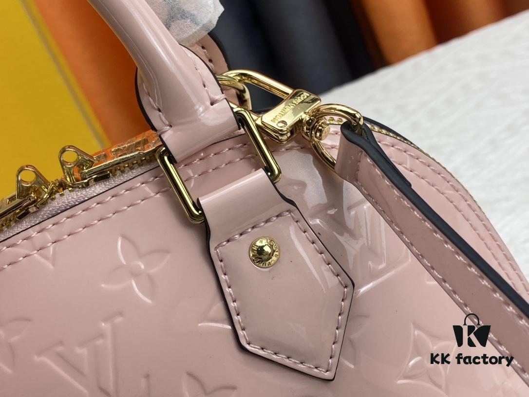 693086ee6e68136f4d9a8638 Authentic Exclusive Real Shot Background! M54395, M54785, 54786 This avant-garde and modern Tote Miroir Clutch made from smooth patent calf leather. 💁🏻 Oversized LV letter print, bold silhouette lines, unique design pairing with detachable new-style shoulder strap! Size: Large 32.0×25.0×16.0cm, Small 25×17.5×11.5cm