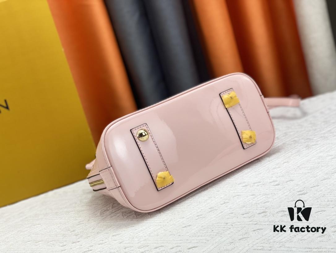 693086ee6e68136f4d9a8639 Authentic Exclusive Real Shot Background! M54395, M54785, 54786 This avant-garde and modern Tote Miroir Clutch made from smooth patent calf leather. 💁🏻 Oversized LV letter print, bold silhouette lines, unique design pairing with detachable new-style shoulder strap! Size: Large 32.0×25.0×16.0cm, Small 25×17.5×11.5cm
