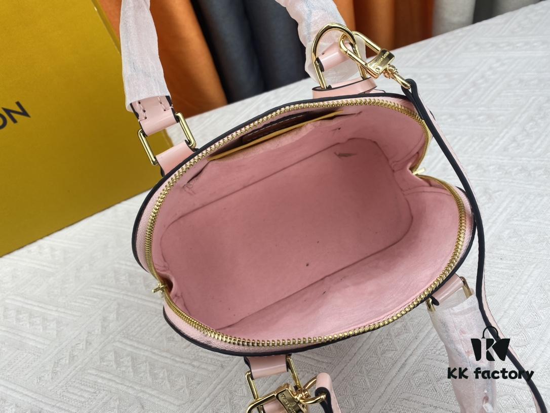693086f06e68136f4d9a863c Authentic Exclusive Real Shot Background! M54395, M54785, 54786 This avant-garde and modern Tote Miroir Clutch made from smooth patent calf leather. 💁🏻 Oversized LV letter print, bold silhouette lines, unique design pairing with detachable new-style shoulder strap! Size: Large 32.0×25.0×16.0cm, Small 25×17.5×11.5cm