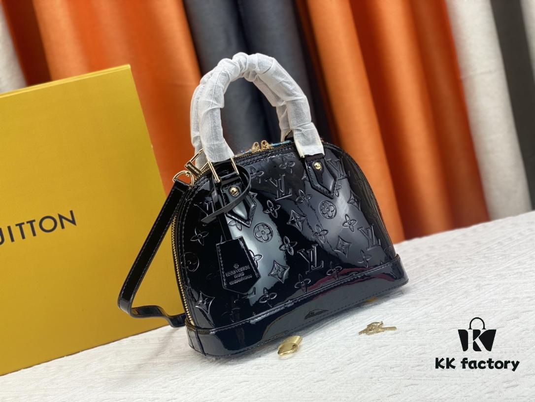 693086f16e68136f4d9a8641 Authentic Exclusive Real Shot Background! M54395, M54785, 54786 This avant-garde and modern Tote Miroir Shell Bag crafted from smooth patent calf leather. Featuring an oversized LV monogram, bold silhouette lines, unique design details, and equipped with a detachable new-style shoulder strap! Size: Large 32.0×25.0×16.0cm, Small 25×17.5×11.5cm