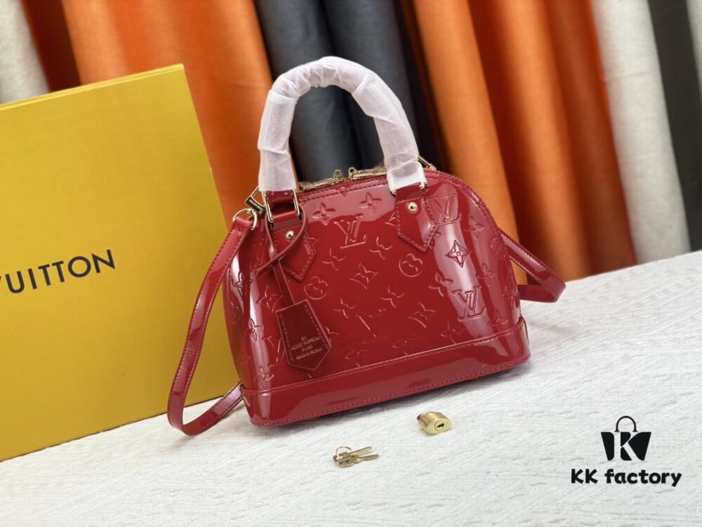 693086f46e68136f4d9a8646 Authentic Exclusive Real Photo Background! M54395, M54785, 54786 This avant-garde and modern Tote Miroir shell bag crafted from smooth patent calf leather. Featuring an oversized LV monogram, bold silhouette lines, unique design pairing, and equipped with a detachable new-style shoulder strap! Size: Large 32.0×25.0×16.0cm, Small 25×17.5×11.5cm